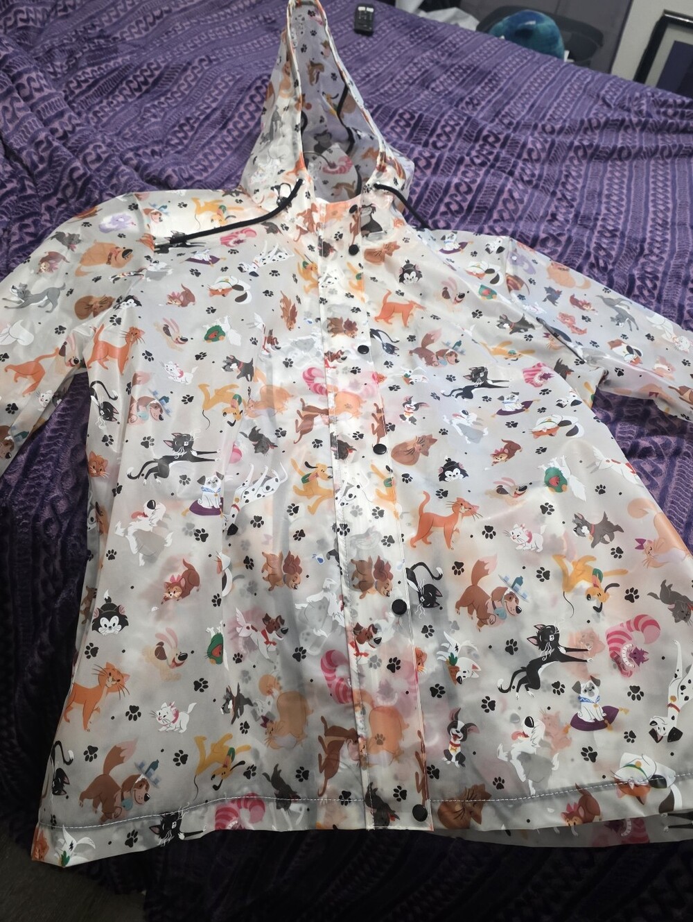 RAINING CATS AND DOGS Disney PARKS RAIN COAT.   WOMANS XL